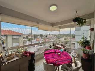 Vista da sala com vista para a paisagem urbana de Lajeado, Brasil.