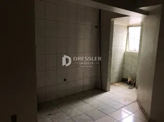Hall de entrada com paredes brancas e piso de cerâmica.