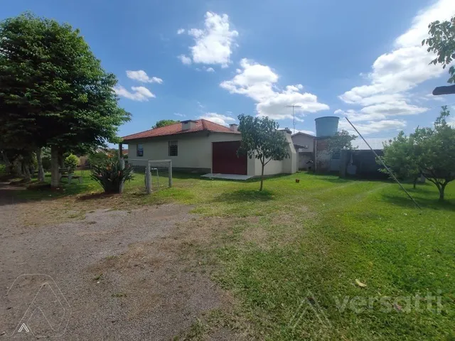 Fachada de uma casa residencial com telhado vermelho e área gramada.
