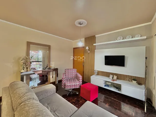 Sala de estar com sofá e piso de madeira.
