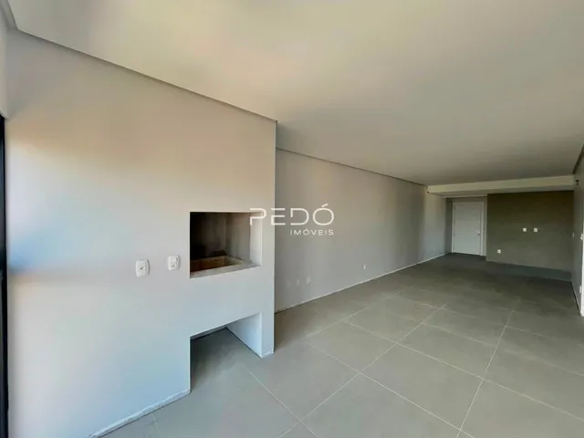 Hall de uma propriedade em Lajeado com piso de cerâmica clara.
