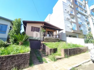 Fachada de uma residência em Lajeado, Brasil, com jardim frontal.