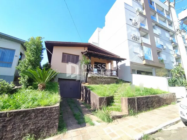 Fachada de uma residência em Lajeado, Brasil, com jardim frontal.