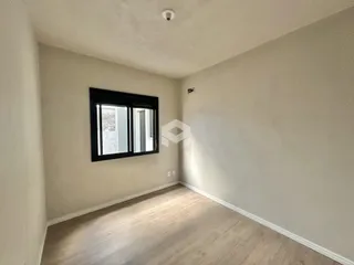 Esta é uma foto de um cômodo interno com piso de madeira clara.