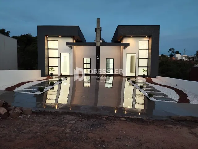 Fachada moderna de uma residência em Lajeado, Brasil, ao entardecer.
