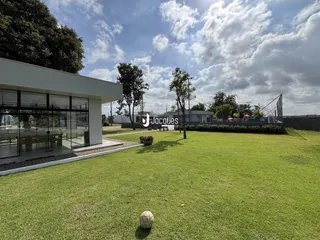 Vista da fachada de uma residência com jardim gramado em Lajeado, Brasil.