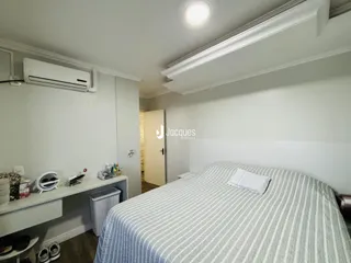 Quarto com cama e ar condicionado instalado.