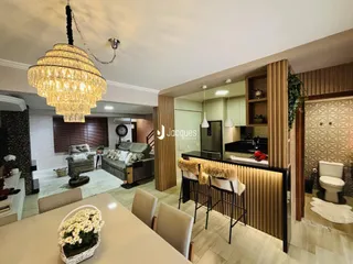 Ambiente interno de uma sala de estar com decoração moderna e painéis de madeira.