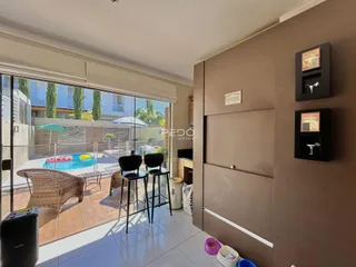A sala de estar tem acesso a uma área externa com piscina.