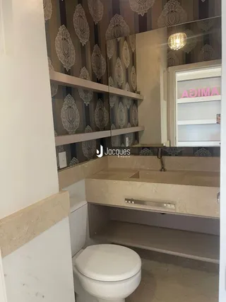 Foto de um banheiro com revestimento de parede e vaso sanitário.