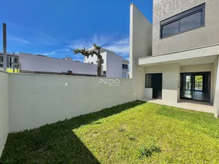Exterior da casa em Lajeado com jardim gramado.
