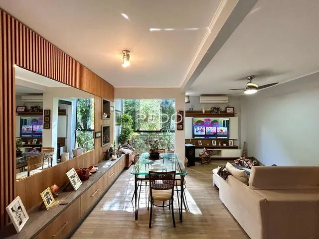 Vista de uma sala de estar e jantar de uma residência em Lajeado.