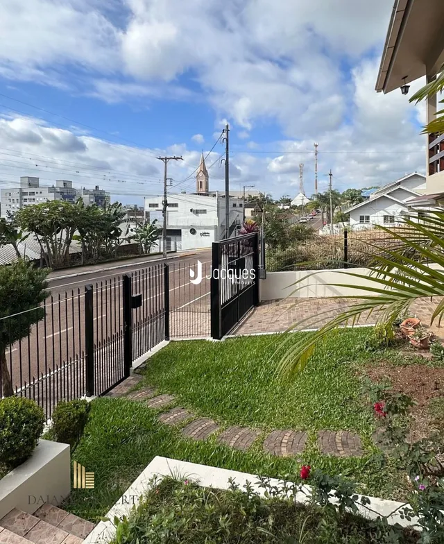Vista externa de um jardim com cerca e paisagismo em Lajeado.