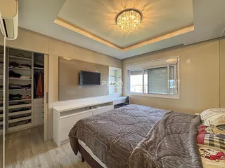 Quarto com armários embutidos e janela no interior de uma residência.