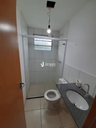 Banheiro com revestimento cerâmico nas paredes e piso.