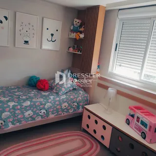 Quarto com cama e janela em ambiente interno.