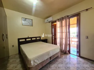 Quarto com cama de casal e piso de cerâmica.