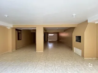 Hall de entrada com piso de cerâmica e paredes em tom bege