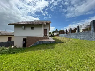 Vista externa de uma casa em Lajeado, Brasil, com jardim gramado.
