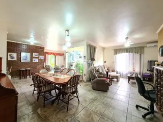 Uma sala de jantar com piso de cerâmica e paredes de tijolo.
