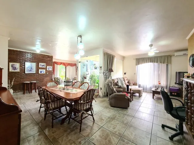 Uma sala de jantar com piso de cerâmica e paredes de tijolo.