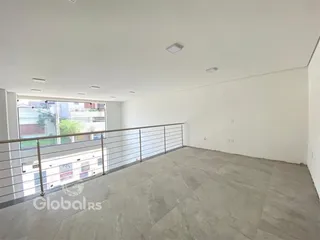 Foto de um ambiente interno com vista para a varanda.