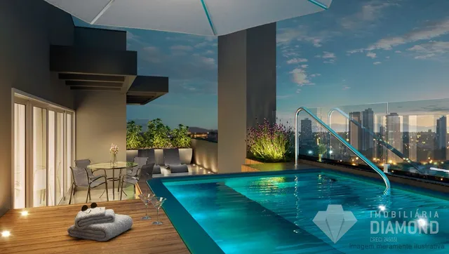 Foto de uma piscina com vista panorâmica da cidade ao anoitecer.