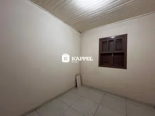Foto de um cômodo com paredes brancas e piso de cerâmica.