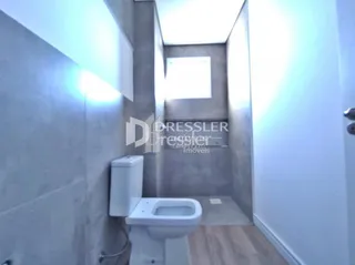 Foto de um banheiro interno com vaso sanitário branco.