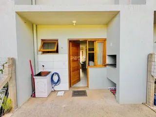 Fachada externa de uma residência em Lajeado, Brasil, mostrando a entrada e um pátio.
