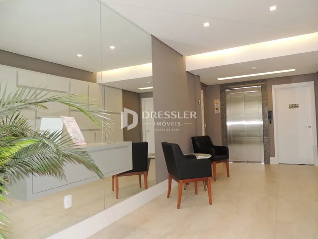 Interior de uma sala de estar com paredes claras e móveis de design.