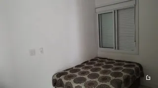 Quarto com cama e janela em uma residência.