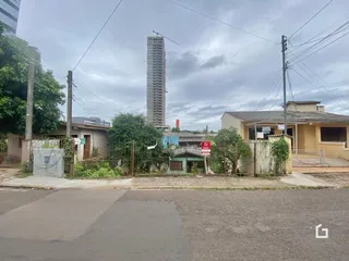 Vista externa de uma propriedade em Lajeado, Brasil, com cercas e vegetação.