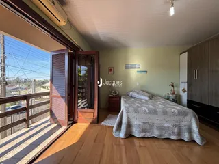Quarto com acesso a uma varanda com vista para a paisagem.