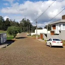 Foto da fachada de uma residência em Lajeado, Brasil, mostrando a rua de acesso.