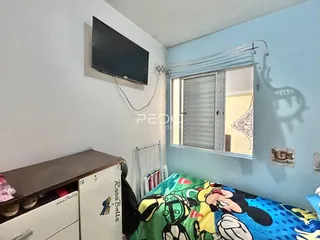 Quarto interno com cama e janela em um apartamento.