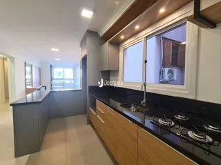 Ambiente interno de sala com cozinha moderna em Lajeado.