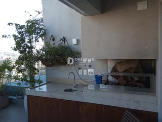 Vista da área externa com bancada e estrutura de parede em Lajeado.