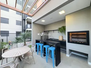 Área de estar e jantar moderna com lareira em um imóvel no Brasil.