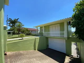 Fachada de residência em Lajeado, Brasil, com garagem e varanda.