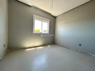 Vista interna de um cômodo com paredes cinzas e piso claro.