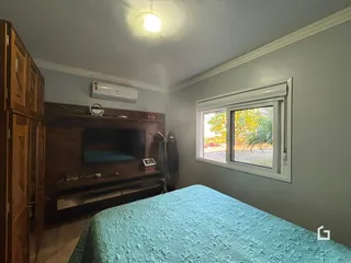 Quarto com armários de madeira e janela em uma residência.