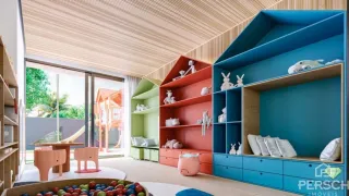 Interior com estantes coloridas em um ambiente residencial.