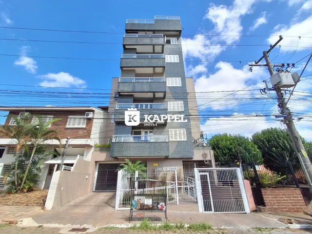 Fachada de um prédio residencial em Lajeado, Brasil, com portão de segurança.