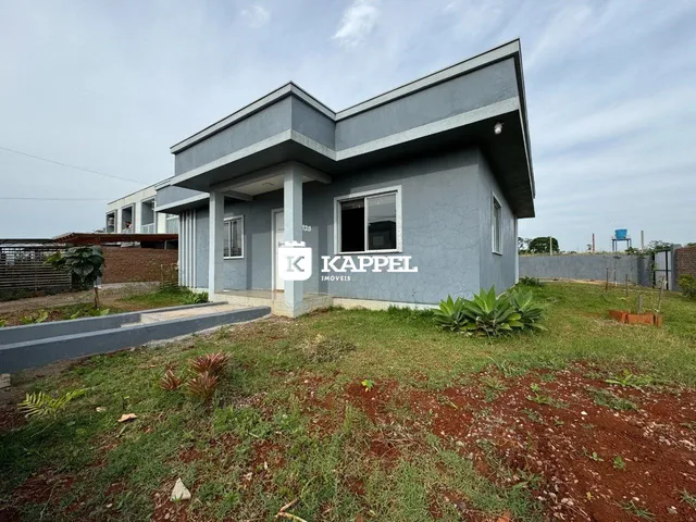 Fachada externa de uma casa moderna cinza em Lajeado, Brasil.