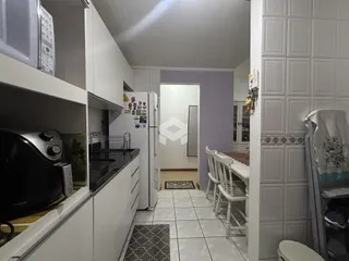 Interior da cozinha e área de passagem de uma residência em Lajeado.