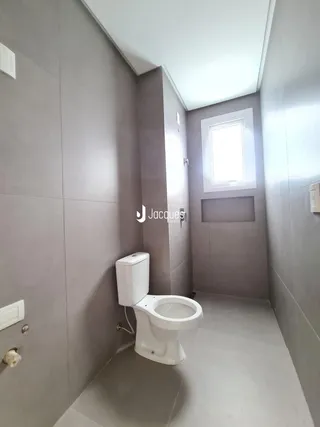 Foto de um banheiro moderno com paredes cinzas e piso claro.