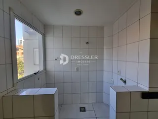 Foto de um banheiro com revestimento de cerâmica branca.