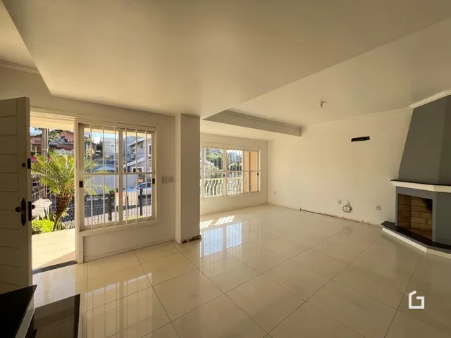 Ambiente interno de uma sala ampla com piso de cerâmica clara.