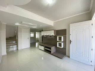 Hall de um apartamento moderno em Lajeado com piso de cerâmica e armários embutidos.